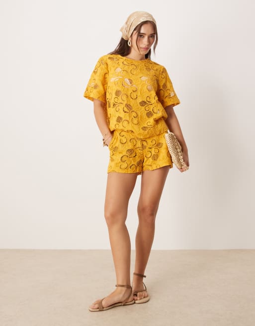 ASOS DESIGN - Coordinato color ocra con pantaloncini e top in sangallo a fiori