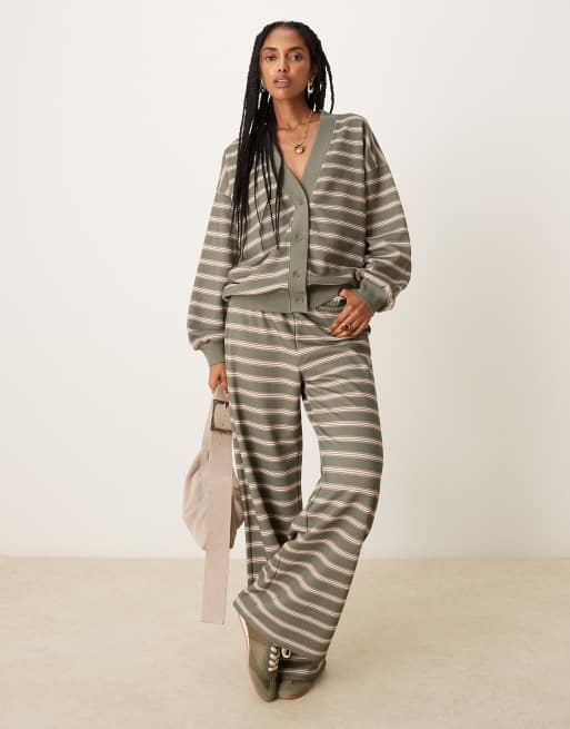 ASOS DESIGN - Coordinato color oliva a righe con joggers e cardigan con rovescio a ricci