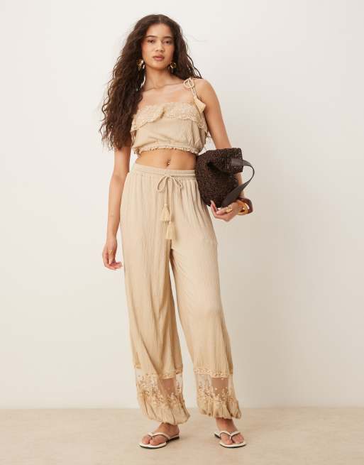 ASOS DESIGN - Coordinato color pietra stropicciato con top a brassière con finiture in pizzo con spalline allacciate e pantaloni