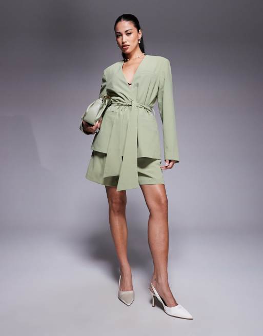 ASOS DESIGN - Coordinato color pistacchio con pantaloncini svasati e blazer allacciato in vita senza colletto