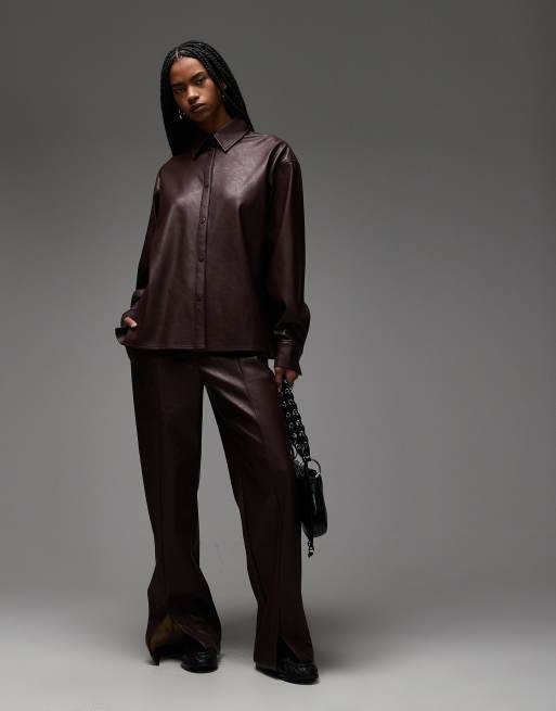 ASOS DESIGN - Coordinato color prugna con pantaloni con spacco sul fondo e camicia oversize in pelle sintetica