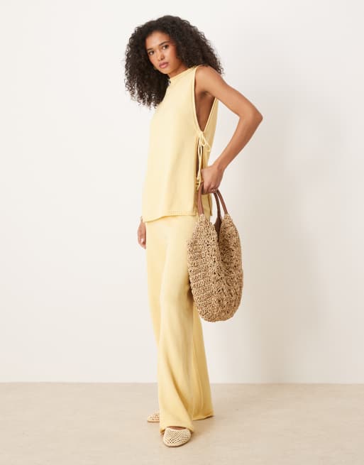ASOS DESIGN - Coordinato color salvia liscio con pantaloni con fondo ampio e top taglio lungo arricciato sul lato