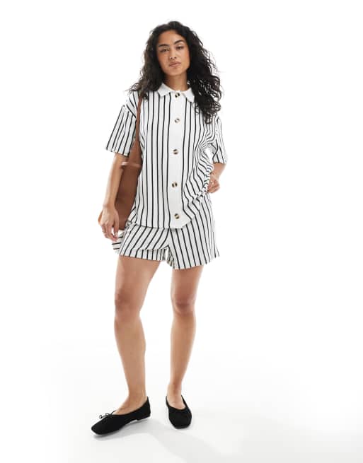 ASOS DESIGN - Coordinato con camicia resort e pantaloncini a righe testurizzate color crema e blu navy