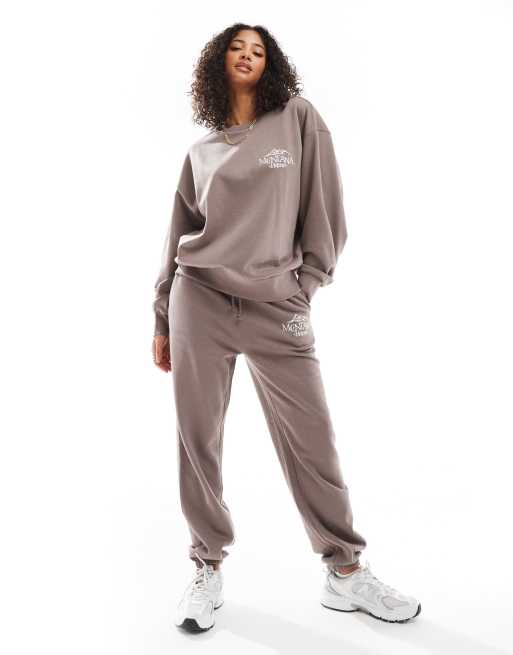 ASOS DESIGN - Coordinato con felpa oversize e joggers con stampa ricamata “Montana” color fungo
