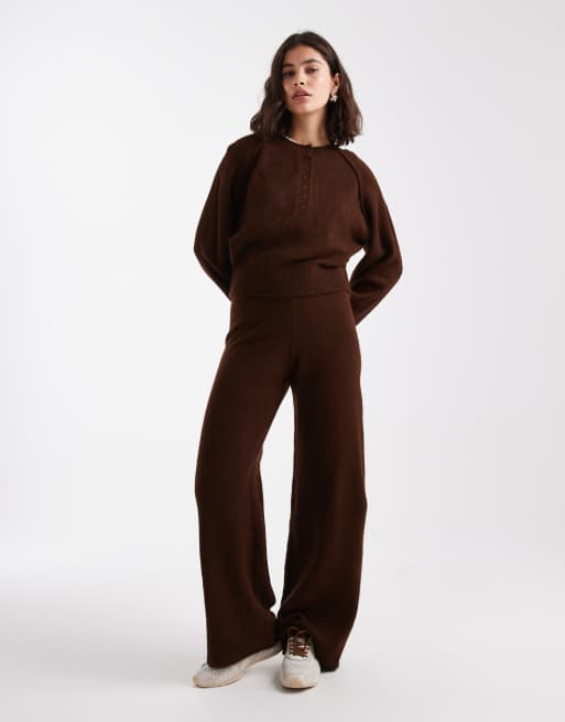ASOS DESIGN - Coordinato con maglia serafino a maniche lunghe e pantaloni con fondo ampio color cioccolato