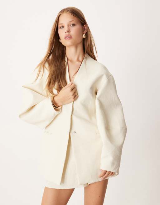 ASOS DESIGN - Coordinato con pantaloncini e blazer senza colletto con maniche cocoon color latticello
