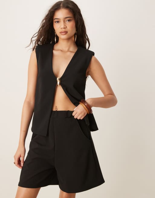 ASOS DESIGN - Coordinato con pantaloncini e gilet nero in tessuto scuba con chiusura con finitura color oro