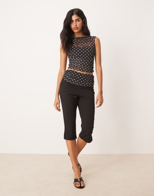 ASOS DESIGN - Coordinato con pantaloncini e top a maniche corte in rete nera a pois con spalle scoperte e arricciature