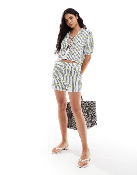 ASOS DESIGN - Coordinato con stampa a righe e di limoni con blusa con laccio e volant e pantaloncini stile boxer - view 1