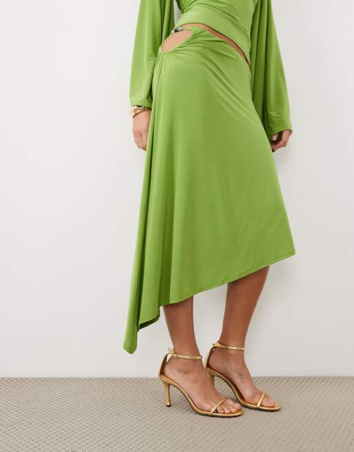 ASOS DESIGN coordinato con top corto asimmetrico e gonna asimmetrica con perline in oliva, 2 di 5