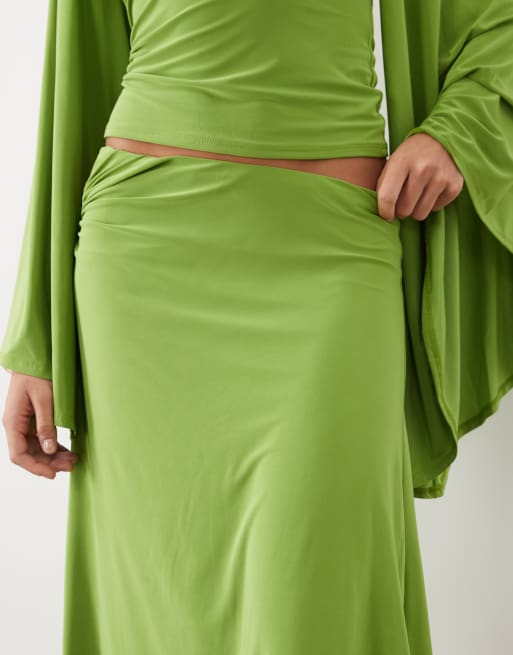 ASOS DESIGN coordinato con top corto asimmetrico e gonna asimmetrica con perline in oliva, 5 di 5
