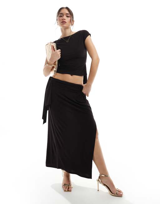 ASOS DESIGN - Coordinato con top incrociato sul retro drappeggiato e gonna lunga color cioccolato