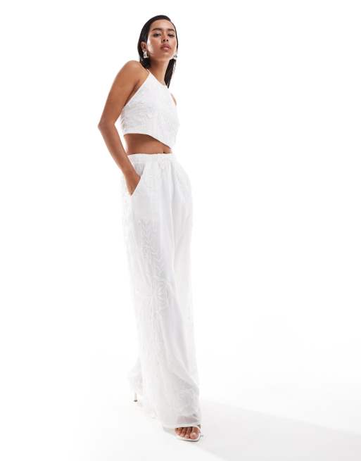 ASOS DESIGN - Coordinato da cerimonia bianco decorato con pantaloni con fondo ampio e top allacciato al collo