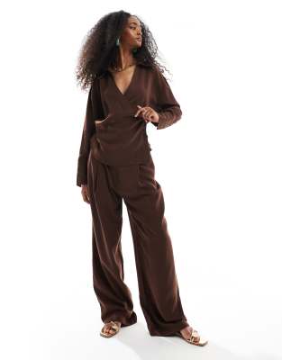 ASOS DESIGN - Coordinato in lyocell color cioccolato con camicia avvolgente con laccio e pantaloni