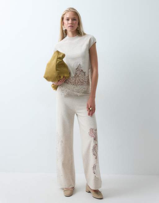 ASOS DESIGN - Coordinato in maglia compatta color avena con canotta e pantaloni con finiture in pizzo