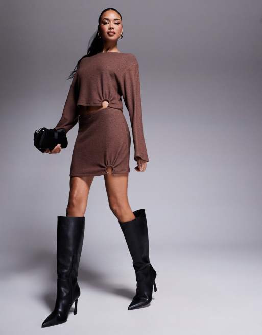 ASOS DESIGN - Coordinato in maglia marrone con top e gonna con dettaglio in metallo argentato