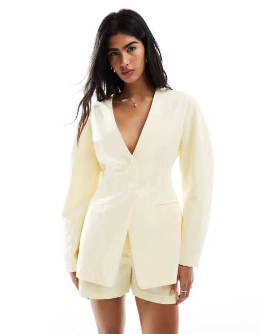 ASOS DESIGN - Coordinato in misto lino color latticello con blazer stretto in vita e pantaloncini