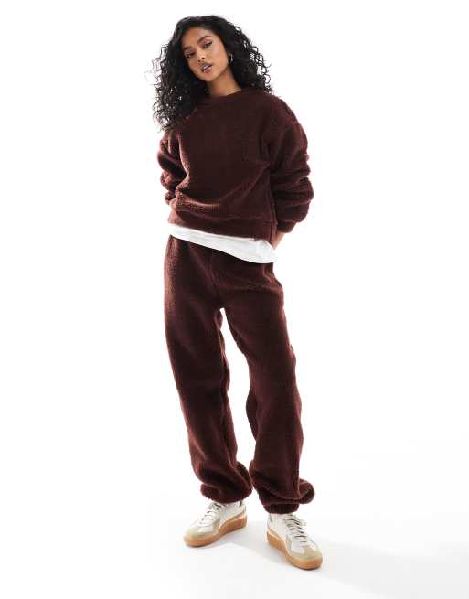 ASOS DESIGN - Coordinato in pile borg color cioccolato con felpa oversize e joggers