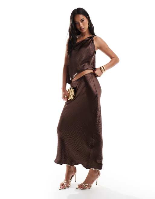 ASOS DESIGN - Coordinato in raso color cioccolato con top asimmetrico incrociato e gonna lunga