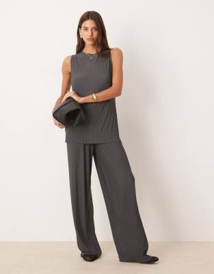 ASOS DESIGN - Coordinato in rete a pieghe antracite con pantaloni dritti e top senza maniche taglio lungo