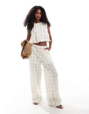 ASOS DESIGN - Coordinato in seersucker tonalità neutra a quadretti con pantaloncini e top - view 1