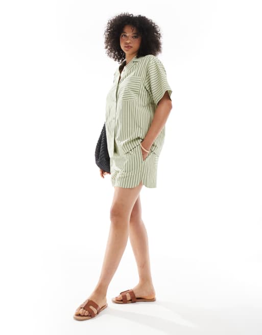 ASOS DESIGN - Coordinato in tessuto seersucker color kaki a righe composto da camicia e pantaloncini stile boxer