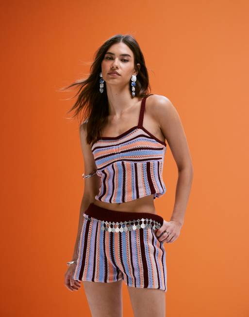 ASOS DESIGN - Coordinato lavorato effetto uncinetto a righe multicolore con pantaloncini corti e brassière