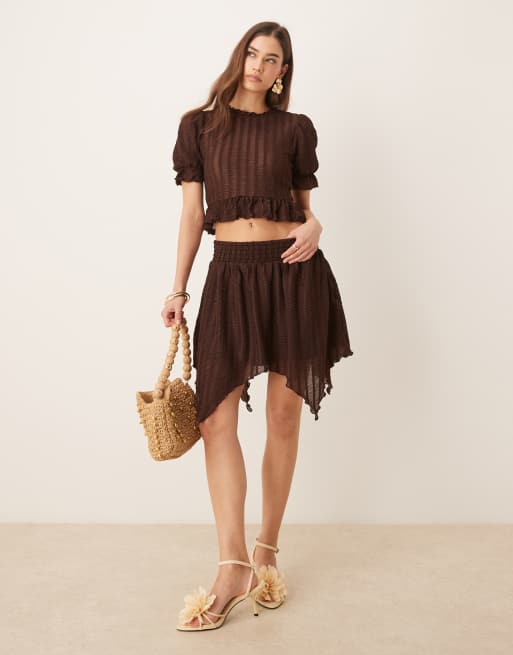 ASOS DESIGN - Coordinato marrone testurizzato con top a maniche corte e minigonna