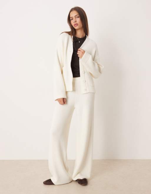 ASOS DESIGN - Coordinato morbidissimo color crema con pantaloni con fondo ampio e cardigan boyfriend