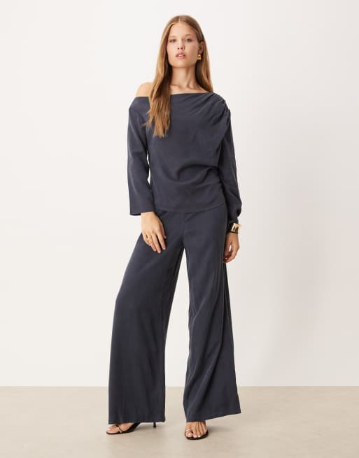 ASOS DESIGN - Coordinato morbido color inchiostro slavato con pantaloni con fondo ampio e top asimmetrico