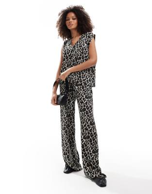 ASOS DESIGN - Coordinato multicolore leopardato con pantaloni e canotta con bottoni