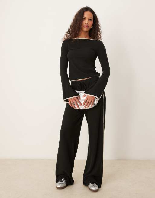 ASOS DESIGN - Coordinato nero ultra morbido con top con maniche a pipistrello e pantaloni con profili a contrasto