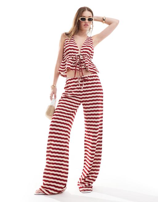 ASOS DESIGN - Coordinato rosso a righe testurizzato composto da pantaloni e top prendisole allacciato sul davanti