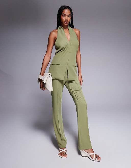 ASOS DESIGN - Coordinato sartoriale color oliva con gilet allacciato al collo e abbottonato e pantaloni svasati