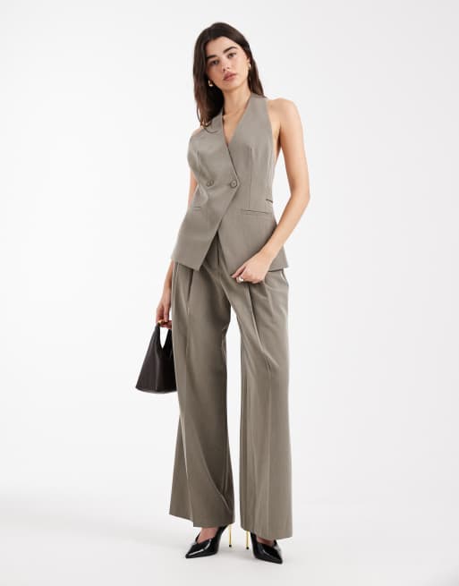 ASOS DESIGN - Coordinato sartoriale color oliva con pantaloni con fondo ampio e cintura e top allacciato al collo