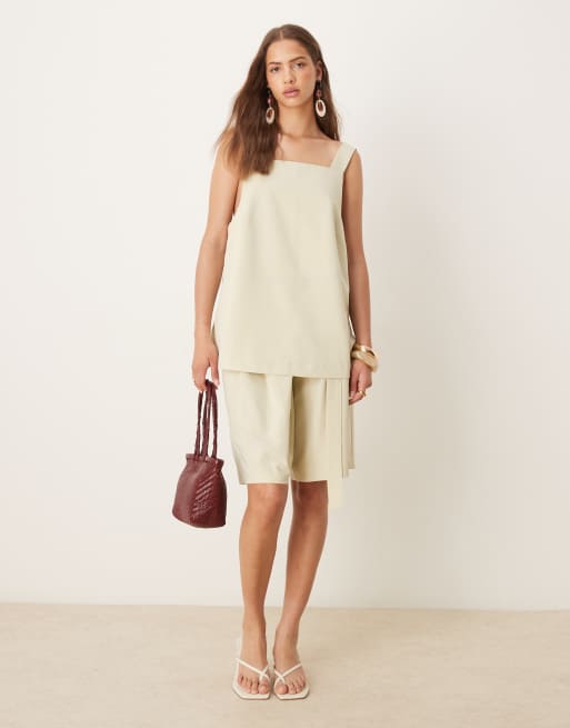 ASOS DESIGN - Coordinato sartoriale color pistacchio con pantaloncini taglio lungo multitasche e top con scollo quadrato e fibbie sulle spalline