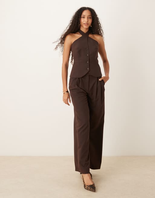 ASOS DESIGN - Coordinato sartoriale con gilet allacciato al collo e pantaloni con fondo ampio color cioccolato