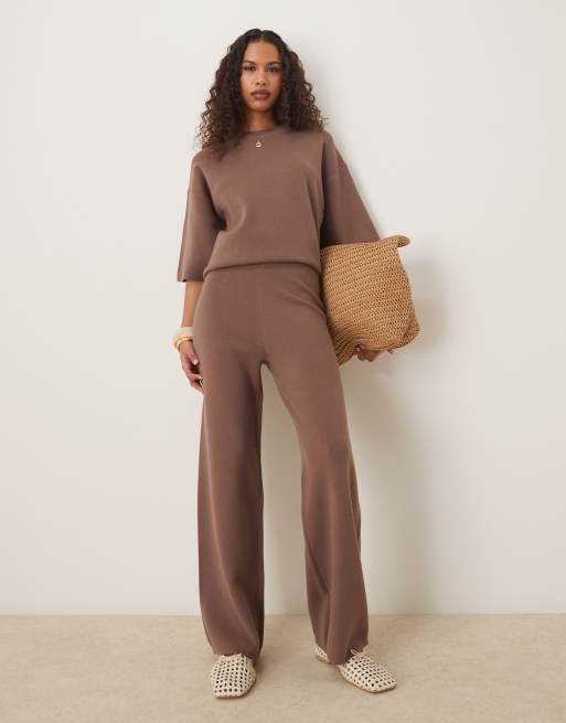 ASOS DESIGN - Coordinato strutturato in maglia color mocha composto da T-shirt e pantaloni compatti