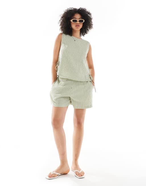ASOS DESIGN - Coordinato testurizzato color kaki a righe composto da top a strati con allacciatura laterale e pantaloncini