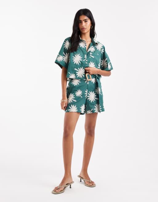 ASOS DESIGN - Coordinato verde con pantaloncini stile running ricamati con cintura e camicia corta