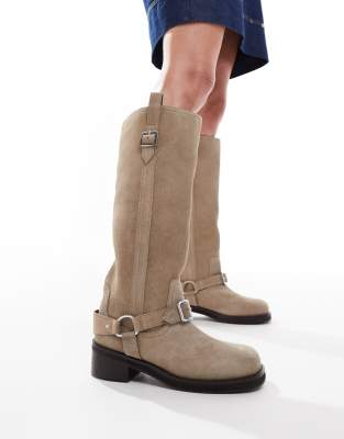 ASOS DESIGN - Cora - Kniehohe Motorradstiefel aus Wildleder in Taupe mit Metalldetails-Neutral