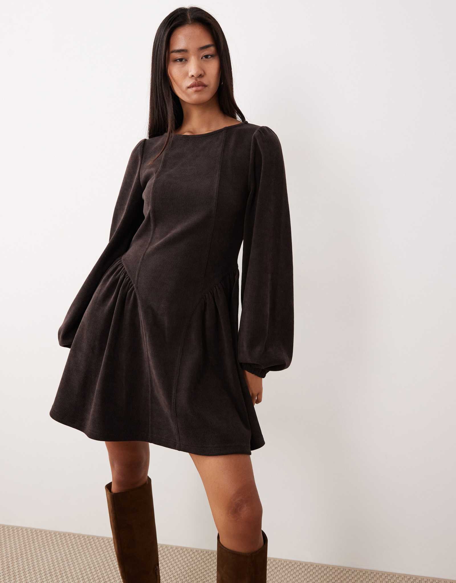 ДИЗАЙНЕРСКОЕ мини-платье ASOS из шнурового блузона с длинными рукавами и завышенной талией шоколадного цвета