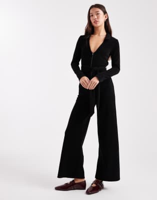 ASOS DESIGN - Cord-Jumpsuit in Schwarz mit Reißverschluss, Kragen und weitem Bein