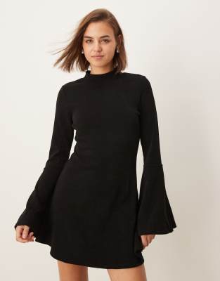 ASOS DESIGN - Cord-Minikleid in Schwarz mit ausgestellten Ärmeln