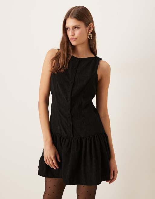 ASOS DESIGN – Cord-Minikleid in Schwarz mit tiefer Taille, U-Boot-Ausschnitt und Knopfleiste, 4 von 4