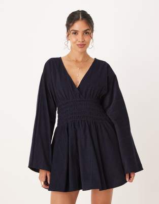 ASOS DESIGN - Cord-Minikleid in Tintenblau mit V-Ausschnitt und gesmokter Taille