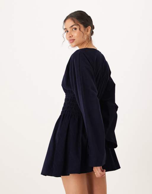 ASOS DESIGN – Cord-Minikleid in Tintenblau mit V-Ausschnitt und gesmokter Taille, 2 von 4