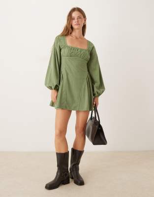 ASOS DESIGN - Cord-Minikleid in verwaschenem Pistaziengrün mit voluminösen Ärmeln, eckigem Ausschnitt, geraffter Brustpa...