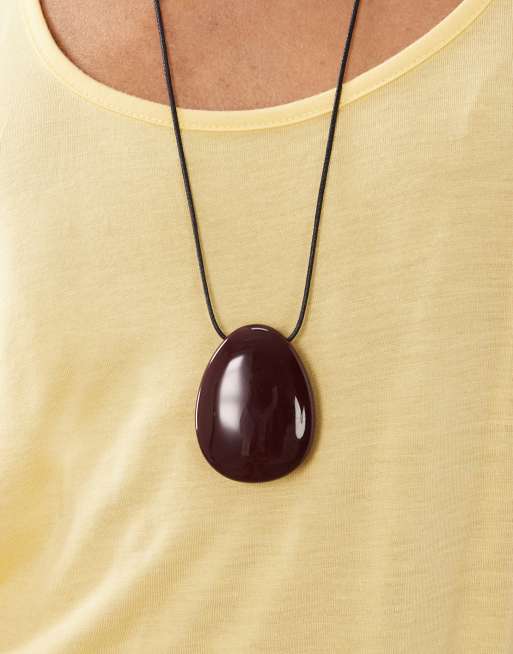 ASOS DESIGN corded necklace with resin pendant in burgundy, 2 of 4
