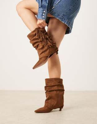 ASOS DESIGN - Cordelia - Lässige Stiefel zum Reinschlüpfen aus Wildlederimitat in Hellbraun mit Fransen